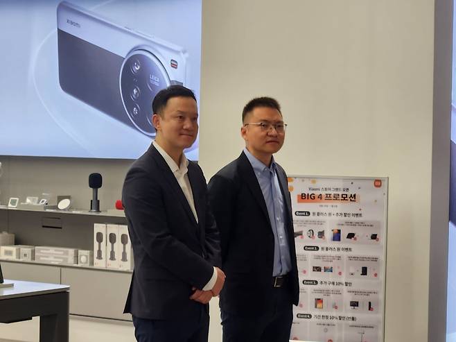 앤드류 리 샤오미 국제사업부 동아시아 지역 총괄(왼쪽)과 조니 우 샤오미코리아 사장이 지난 28일 오전 서울 여의도 IFC몰에서 국내 첫 매장인 '미스토어' 공식 오픈 행사에 참석하고 있다. 사진=김대영 기자