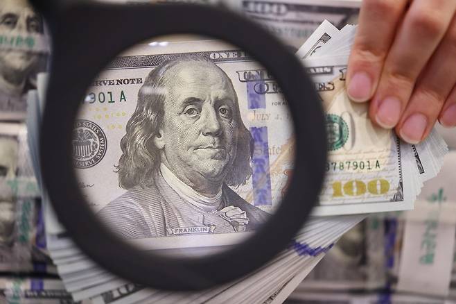 서울 중구 하나은행 위변조센터에서 직원이 미 달러를 정리하고 있는 모습. 사진=연합뉴스