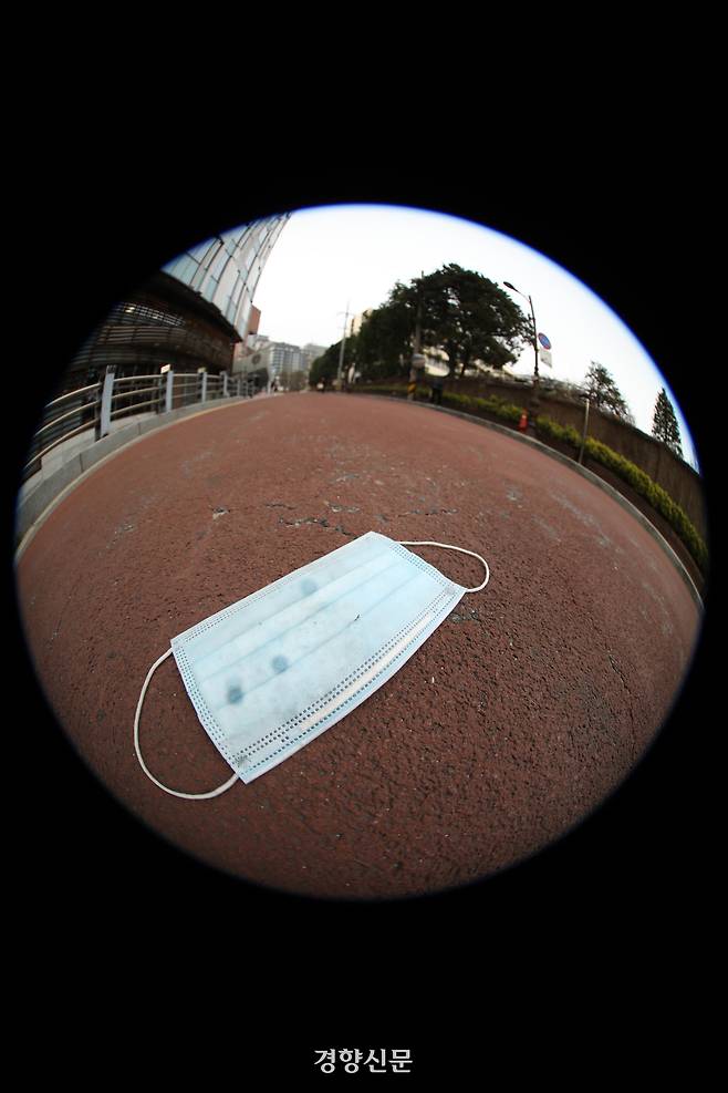 버려진 마스크 이미지. 정지윤기자