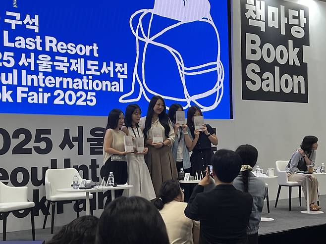 청징보, 천선란, 저우원, 김청귤, 김초엽 작가(왼쪽부터)가 지난 19일 서울국제도서전에 참석해 강연했다. 래빗홀 제공