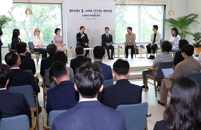 이재명 대통령이 30일 용산 대통령실 파인그라스에서 열린 문화예술계 수상자 간담회 ‘문화강국의 꿈, 세계로 나아가는 대한민국’ 행사에서 발언하고 있다. 대통령실사진기자단