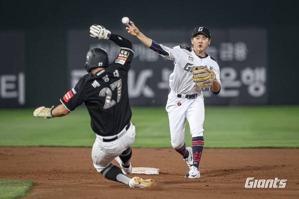 롯데 박찬형은 입단 불과 한 달여만에 1군 무대를 밟았다. 무서운 성장세로 ‘박찬형 주의보’라는 말을 낳았다. 사진은 지난 KT전에서 수비하는 모습. 롯데 자이언츠 제공