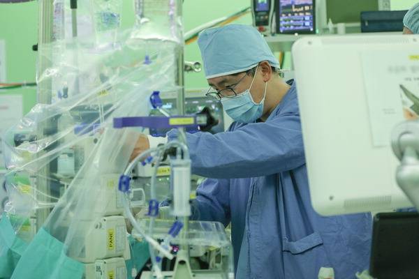 양산부산대병원 마취통증의학과 윤지욱 교수가 수술 중인 환자의 상태를 파악하고 있다. 양산부산대병원 제공