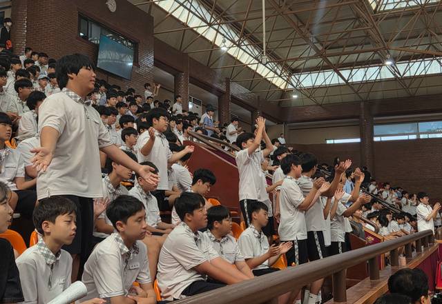 최근 경기도 평택시 한광중학교 체육관에서 열린 채플 시간에 학생들이 자리에 일어나 손뼉을 치며 찬양하고 있다.