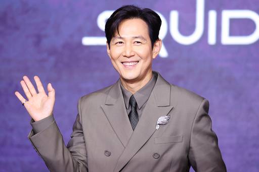 배우 이정재가 지난 9일 서울 용산구 드래곤시티 호텔에서 열린 넷플릭스 글로벌 흥행작 '오징어 게임' 시즌3 제작발표회에서 포즈를 취하고 있다. 연합뉴스