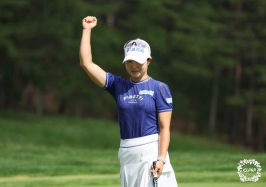 고지우가 29일 강원도 평창 버치힐 컨트리클럽에서 열린 '맥콜 모나 용평 오픈 with SBSGolf' 결승에서 우승 확정 후 환호하고 있다. / KLPGT 제공