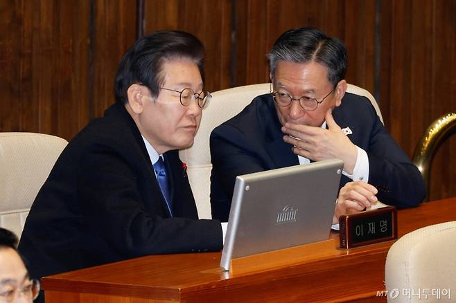 (서울=뉴스1) 안은나 기자 = 이재명 더불어민주당 대표(왼쪽)와 정성호 의원이 13일 오후 서울 여의도 국회에서 열린 제419회국회(임시회) 제3차 본회의에서 윤석열 대통령 위헌적 비상계엄 선포 내란행위 관련 긴급현안질문을 들으며 대화하고 있다. 2024.12.13/뉴스1 Copyright (C) 뉴스1. All rights reserved. 무단 전재 및 재배포, AI학습 이용 금지. /사진=(서울=뉴스1) 안은나 기자