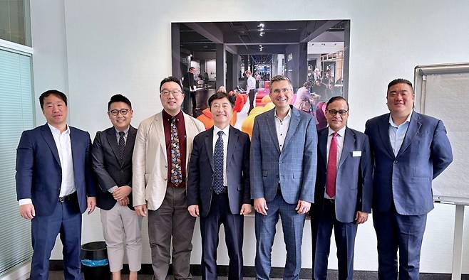 독일 퀼른 메쎄 경영진과 킨텍스 관계자들이 전시회 유치를 위한 협의를 마친 뒤 기념사진을 촬영하고 있다. /사진제공=킨텍스