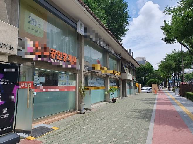 30일 오전 서울 강남구 압구정역 인근 공인중개사 사무소 모습/사진=홍재영 기자