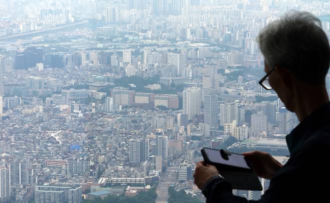 정부가 수도권 및 규제지역에서 6억원 이상의 주담대를 금지하는 강도 높은 규제를 내놓으면서 시중은행과 인터넷은행은 비대면 대출을 중단했다. 사진은 29일 서울 송파구 롯데월드타워 전망대 서울스카이에서 바라본 서울시내 아파트의 모습./사진=뉴시스