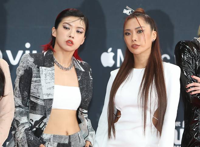 댄서 허니제이와 아이키가 케이블채널 Mnet ‘월드 오브 스트릿 우먼 파이터’(월드 오브 스우파) 리액션 영상에서 성희롱 발언과 욕설을 한 것에 대해 사과했다.사진은 지난 2021년 경기 파주시 CJENM스튜디오센터에서 열린 2021 엠넷 아시안 뮤직 어워즈(MAMA) 레드카펫 행사에 참석한 아이키와 허니제이(오른쪽). /사진=뉴스1