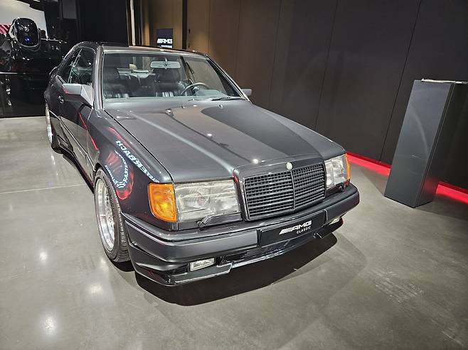 1987년 메르세데스-AMG가 독자적으로 개발한 4 밸브 기술 기반 실린더 헤드를 적용해 제작한 E-클래스 기반 중형급 쿠페 ‘W124’. 독일 아팔터바흐=서재근 기자