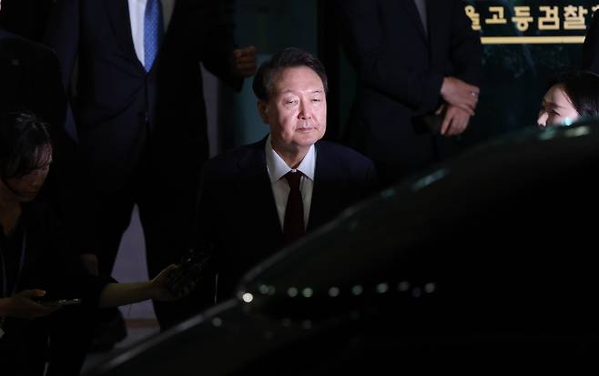 내란특검 대면조사를 마친 윤석열 전 대통령이 29일 오전 서울 서초구 서울고검에 마련된 내란특검 사무실에서 나와 귀가하고 있다. 황진환 기자