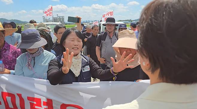 송미령 장관 막아 선 진보당 소속 오은미 전북특별자치도의원. 이대종 전농 전북도연맹 전 의장 제공