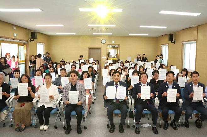 경주시가 저출생 부담 타파 4대 문화운동 동참 서명을 진행했다. 경주시 제공