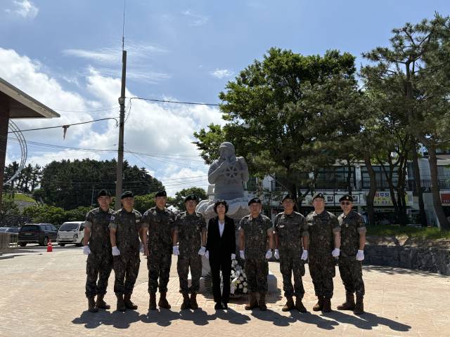 ▲제2연평해전의 영웅인 고 한상국 상사의 추모행사가 보령시 웅천읍 무창포해수욕장에 세워진 추모비 앞에서 진행됐다 ⓒ독수리여단