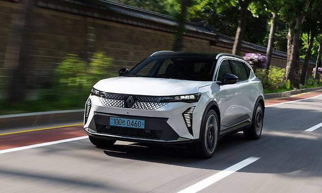 르노코리아의 첫 전기 SUV ‘세닉 E-테크(Tech) 100% 일렉트릭’. 적당한 크기와 긴 주행거리는 장점인 반면, 부족한 스피커 숫자와 외부 소음 차단 능력은 단점으로 느껴졌다. 르노코리아 제공