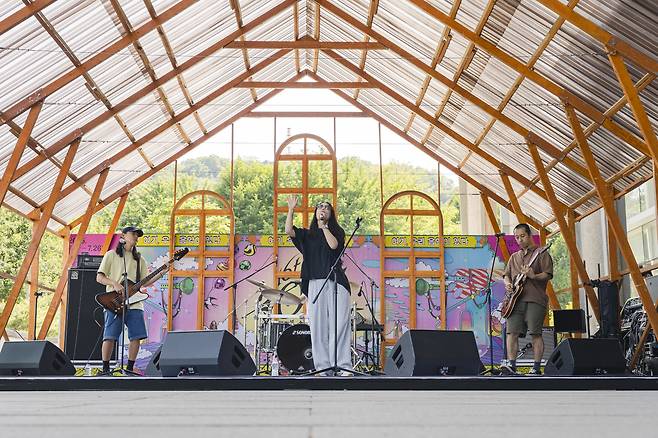 여우락 2025에서 3인조 인디밴드 까데호와 ‘사우스바운드’를 공연하는 소리꾼 정은혜. 국립극장 제공