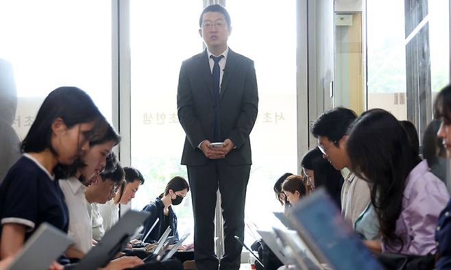 채상병 특검팀의 정민영 특별검사보가 30일 서울 서초구 소재 채상병 특검 사무실에서 수사 관련 사항을 브리핑하고 있다. 뉴시스