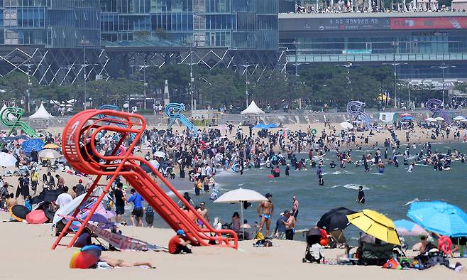 지난 6월 29일 부산 해운대해수욕장에서 피서객들이 물놀이를 하며 더위를 식히고 있다. 연합뉴스
