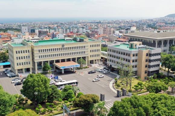 제주도교육청은 도내 모 중학교 교사 사망 사건과 관련해 사안의 중대성을 고려해 경찰 조사와는 별도로 진상 파악을 위한 조사반을 30일 구성하고 본격적인 운영에 들어갔다. 제주도교육청 제공