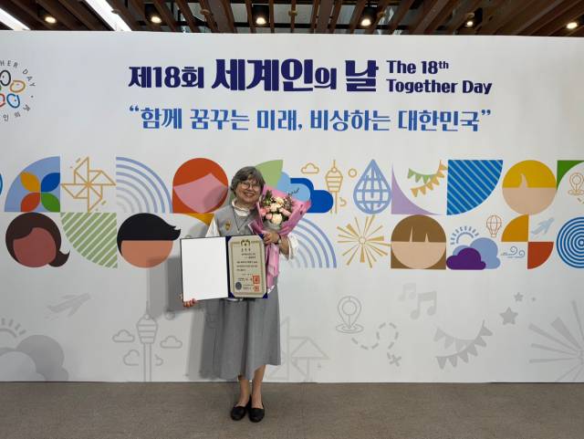 마리안나 수녀가 5월 20일 열린 제18회 세계인의 날 행사에서 대통령상을 받은 후 기념촬영을 하고 있다. 사진 제공=가톨릭근로자회관
