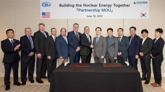 이한우(왼쪽에서 여덟 번째) 현대건설 대표와 마크 버츠( // 일곱 번째) 씨비 앤 아이 사장이 19일(현지시간) 미국 시카고에 위치한 파크 하얏트 호텔에서 원전 사업 협력을 위한 업무협약을 맺은 뒤 포즈를 취하고 있다. 사진 제공=현대건설