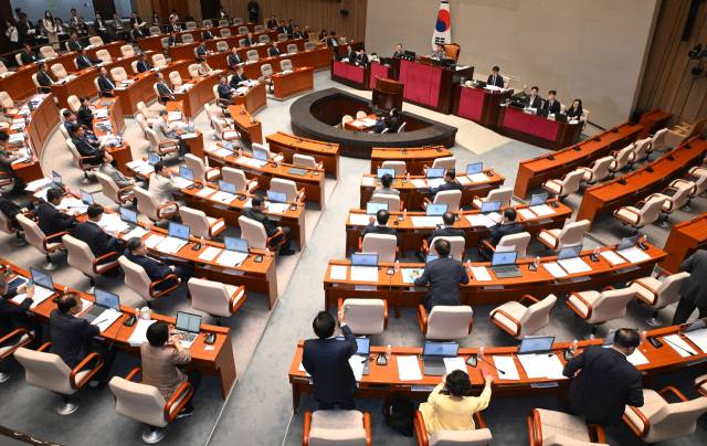 박형수 국회 예산결산특별위원회 간사를 비롯한 야당 의원들이 30일 서울 여의도 국회에서 열린 예결위 제1차 전체회의에서 여당의 일방적인 의사 진행에 반발하며 퇴장하고 있다. 오승현 기자