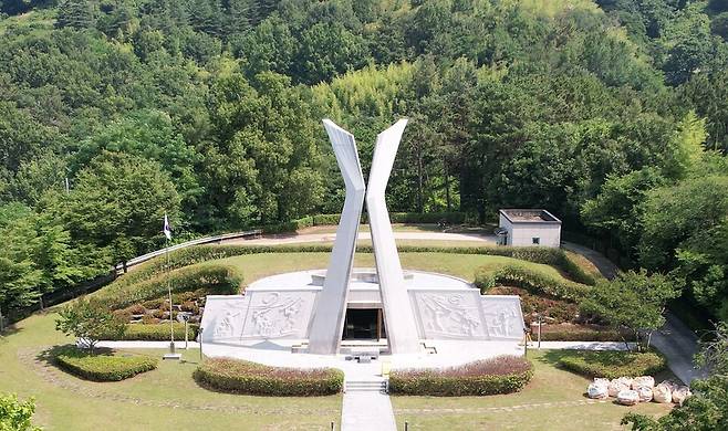 새롭게 정비한 충혼탑 ⓒ의령군