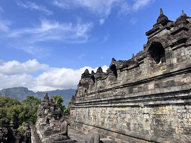 보로부두르의 웅장함은 언제나 하늘과 경계를 이룬다.