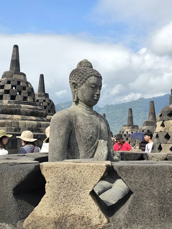 보로부두르의 수많은 부처상은 목이 잘린 채, 남아 있다. 이 중 제 모습을 간직한 몇 안 되는 부처상은 여행객의 촬영 핫스폿이다.