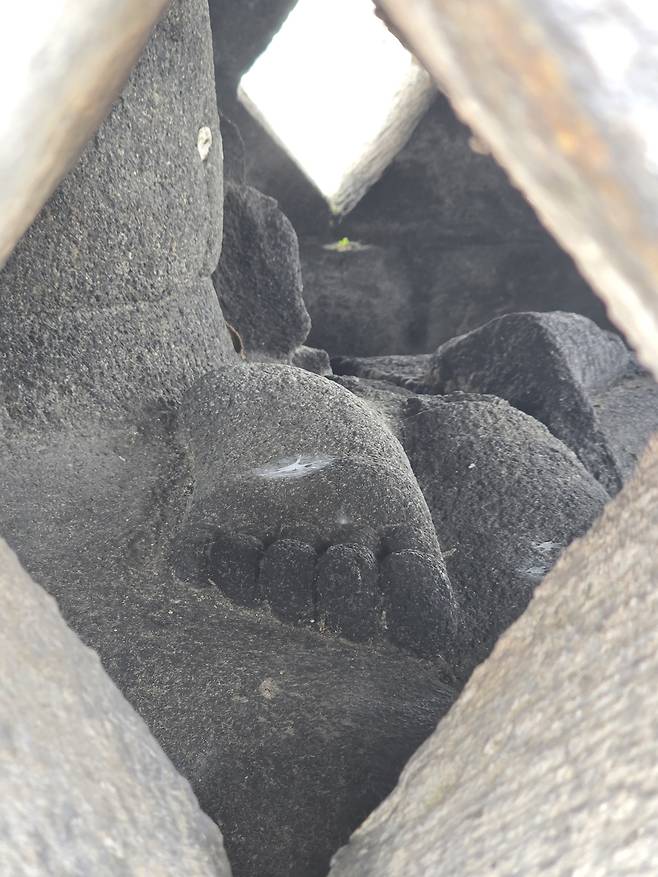 부도 탑에서 볼 수 있는 부처상의 발바닥.