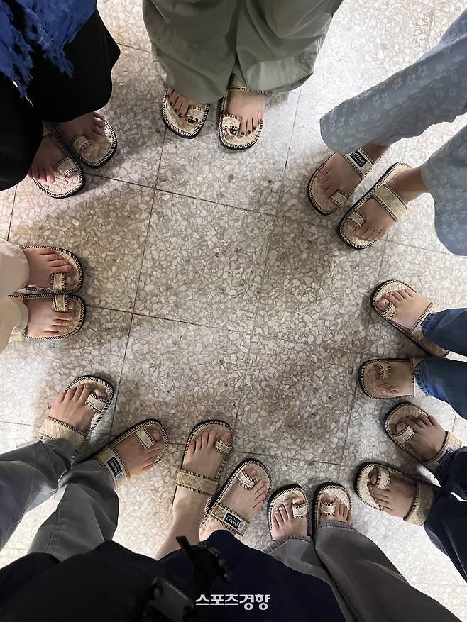 사찰 탐방 전용 슬리퍼. 사진|강석봉 기사