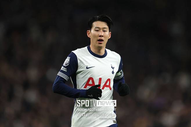 ▲ 글로벌 매체 '디 애슬레틱'의 댄 킬패트릭은 30일(한국시간) "손흥민은 토트넘 홋스퍼에서 우승 트로피를 들어 올렸고, 계약 기간도 1년 밖에 남지 않았다. 지난 시즌 그의 경기력은 하락세를 보였고, 팀 상황을 고려하더라도 예전의 손흥민과는 달라 보였다"라고 전했다.