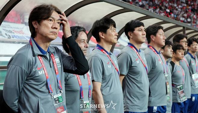 홍명보 감독이 10일 서울월드컵경기장에서 북중미월드컵 최종예선 마지막 경기인 쿠웨이트전이 열리는 가운데 차분히 그라운드를 응시하고 있다. 2025.06.10. /사진=강영조 선임기자