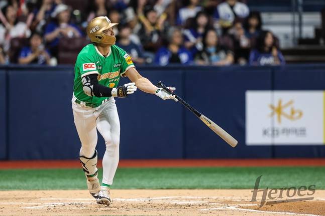홈런을 날린 뒤 타구를 바라보는 송성문. /사진=키움 히어로즈 제공