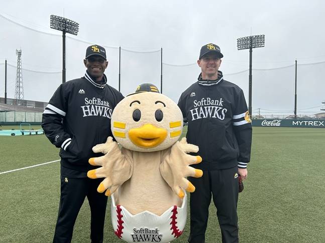 지난 2월에도 소프트뱅크 스프링캠프에 합류했던 술레타(왼쪽)와 밴덴헐크. /사진=소프트뱅크 공식 SNS