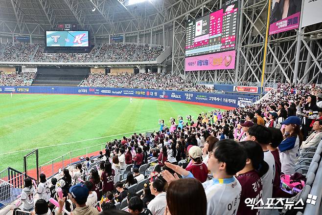 지난 5월 5일 오후 서울 구로구 고척스카이돔에서 열린 '2025 신한 SOL Bank KBO리그' KIA 타이거즈와 키움 히어로즈의 경기, 경기장을 찾은 관중들이 열띤 응원을 선보이고 있다. 엑스포츠뉴스 DB