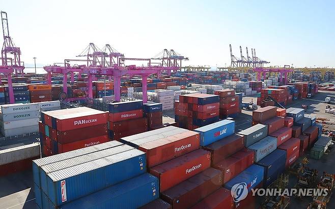 수출입 컨테이너 쌓인 인천신항 (인천=연합뉴스) 임순석 기자 = 2일 인천 연수구 인천신항 컨테이너 터미널에 수출입 컨테이너가 쌓여 있다. 2025.1.2 soonseok02@yna.co.kr