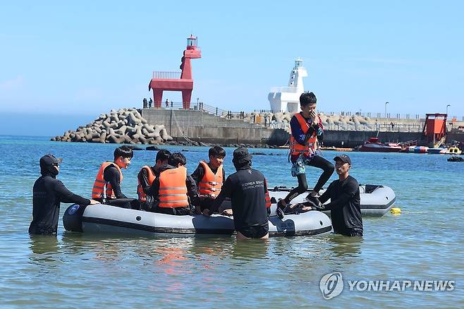 해경특공대원과 함께하는 바다 생존수영 교육 (제주=연합뉴스) 박지호 기자 = 30일 오전 제주시 이호해수욕장에서 도리초등학교 학생들이 해경특공대원들로부터 바다 생존수영 교육을 받고 있다. 2025.6.30 jihopark@yna.co.kr