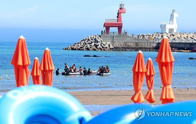 해경특공대원과 함께하는 바다 생존수영 교육 (제주=연합뉴스) 박지호 기자 = 30일 오전 제주시 이호해수욕장에서 도리초등학교 학생들이 해경특공대원들로부터 바다 생존수영 교육을 받고 있다. 2025.6.30 jihopark@yna.co.kr