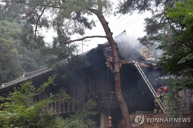 '성북동 별서' 내 송석정서 화재…피어오르는 연기 (서울=연합뉴스) 이진욱 기자 = 30일 서울 성북구 '성북동 별서(성락원)' 내 송석정에서 화재가 발생, 연기가 피어오르고 있다. 성락원은 조선시대의 대표적인 별서정원으로 한국 전통 정원의 원형을 잘 보존하고 있는 문화유산이다. 2025.6.30 cityboy@yna.co.kr