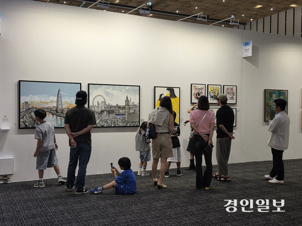 한국 현대미술 흐름을 엿볼 수 있는 대규모 아트페어 ‘화랑미술제 in 수원’이 지난 26일부터 나흘간 수원컨벤션센터에서 열렸다. 2025.6.27 /이시은기자 see@kyeongin.com