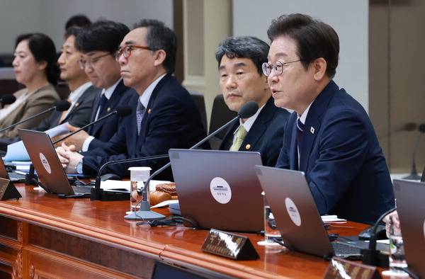 이재명 대통령이 1일 서울 용산 대통령실 청사에서 국무회의를 주재하고 있다. /연합뉴스