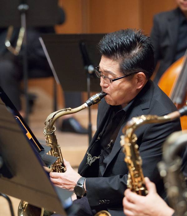 석수근 경남메세나협회 전무가 경남윈드 오케스트라에서 연주하고 있다.