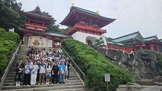 이곳이 바로 8살의 나이로 요절한 안도쿠 왕을 모신 신궁, 아카마 신궁입니다. 건너편에는 조선통신사 상륙 기념비도 있는 곳이에요. 빨간색 기둥들이 너무나도 아름답지 않나요?