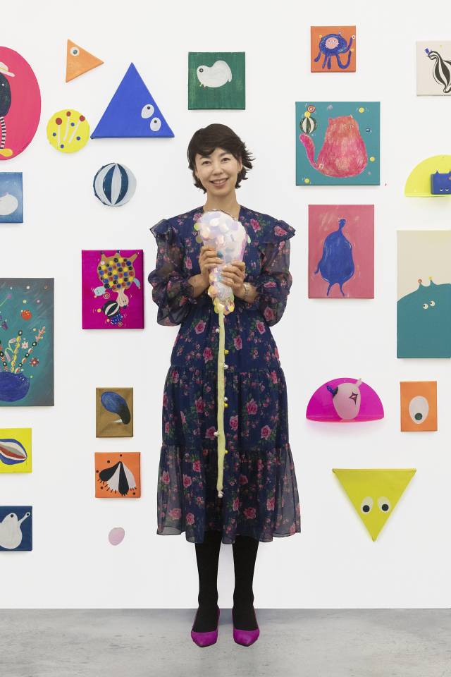 이정윤 작가가 자신의 조각들을 회화로 직접 그린 후 그림책 원화로 사용했다. 그림 앞에 선 이정윤 작가. 작가 제공