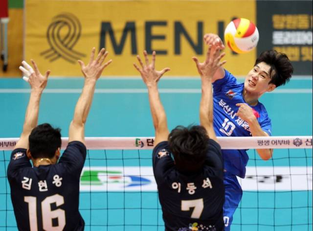 부산 연고 프로배구 OK저축은행과 실업배구 부산시체육회가 맞대결을 벌인다. 사진은 지난해 한국실업배구연맹회장배대회 부산시체육회-화성시청전. 한국실업배구연맹 제공