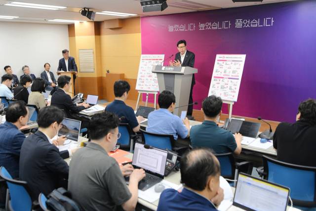 박형준 부산시장이 1일 부산시청에서 취임 3주년 기자회견을 열고 있다. 연합뉴스