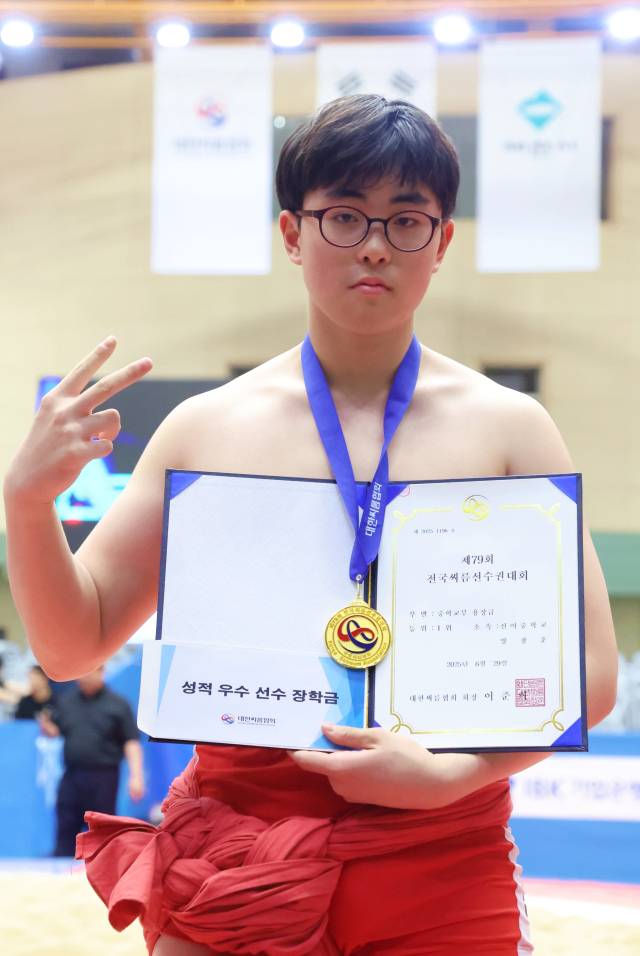 지난달 29일 충북 제천체육관에서 열린 ‘제79회 전국씨름선수권대회’ 중등부서 금메달을 차지한 용장급 양창훈./대한씨름협회/